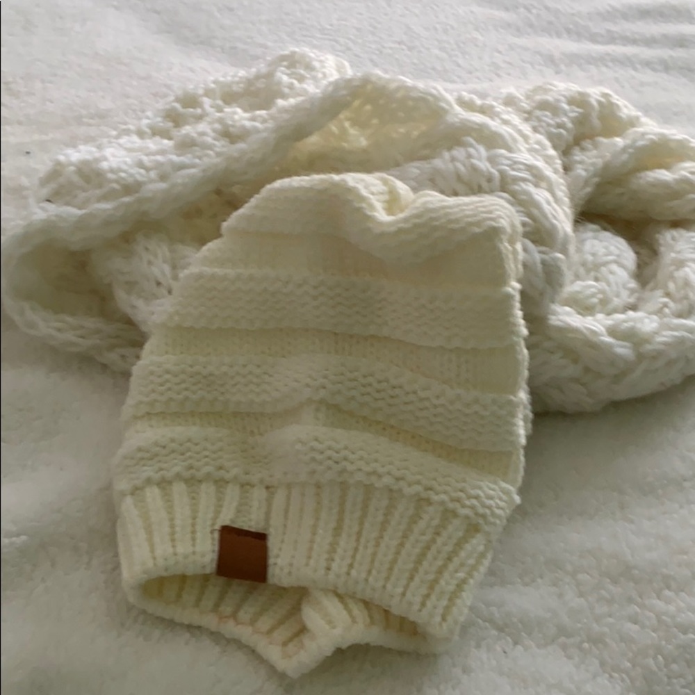 2 pieces Beanie-scarves set